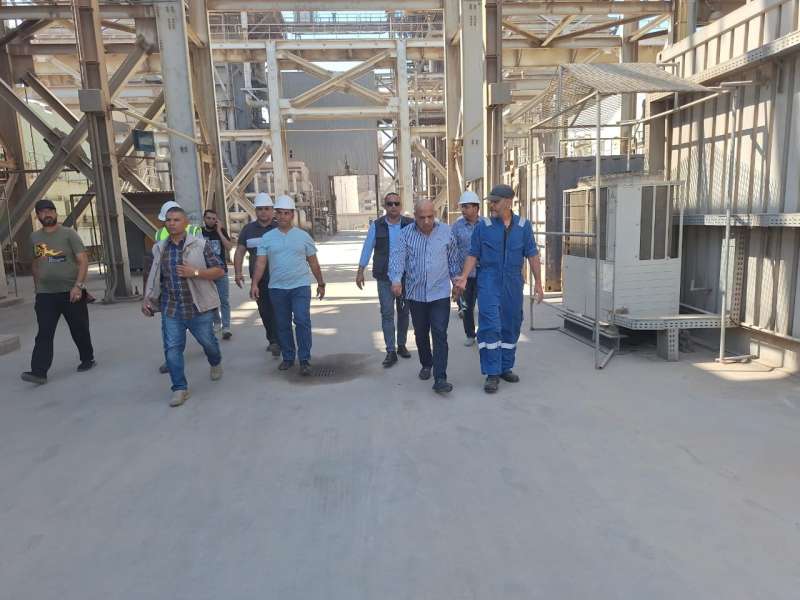 وزير الكهرباء خلال الجولات المفاجئة