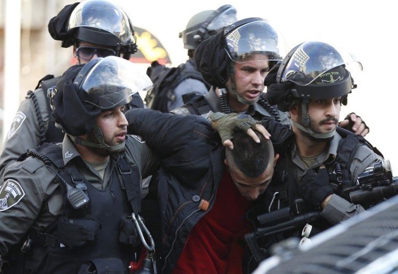 سلطات الاحتلال تعتقل فلسطينيا 