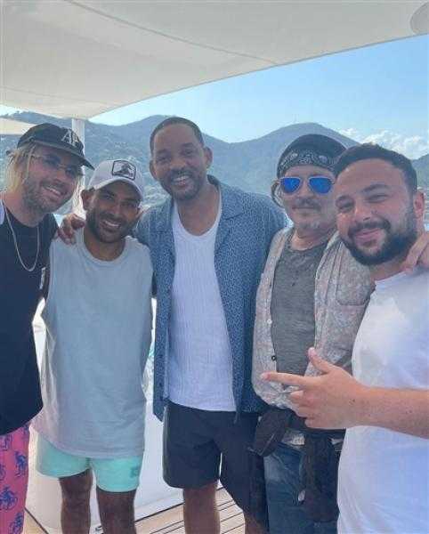 أحمد سعد يكشف عن تفاصيل لقاء ويل سميث وجوني ديب.. صور