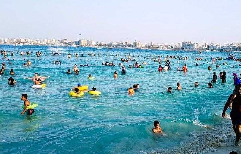 انزلوا البحر متخافوش.. البحوث الفلكية يطمئن المصريين بشأن المصايف