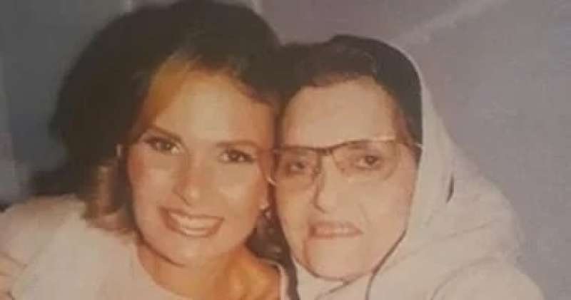 يسرا ووالدتها الراحلة