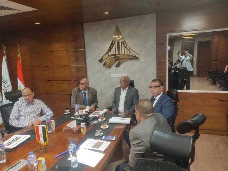 محافظ القليوبية يستعرض مع نائب وزير النقل  ورئيس هيئة الطرق والكباري عدد من المشروعات التنموية