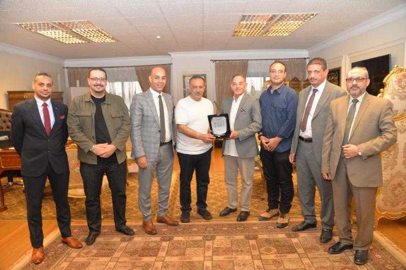 محافظ أسيوط يستقبل نقيب الصيادلة والوفد المرافق له