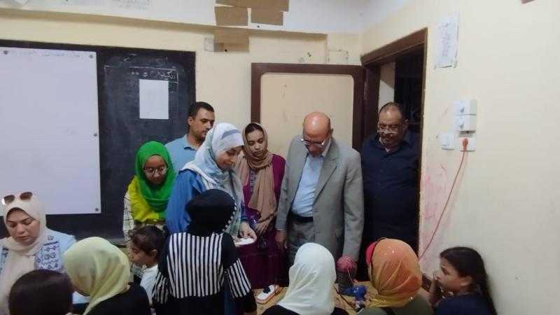وسط إقبال كبير.. نائب رئيس قصور الثقافة يشهد فعاليات برنامج المواطنة بقرية كوم اللوفي بالمنيا