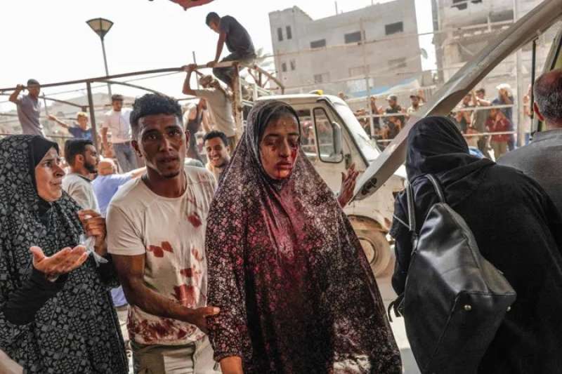 مصابة فلسطينية تتجه إلى مستشفى ناصر في خان يونس