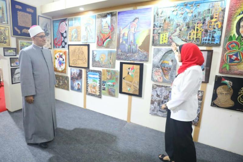  نظير عياد يتفقد جناح الأزهر بمعرض الكتاب 