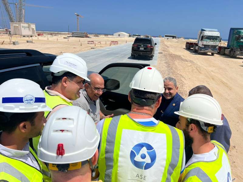 وزير الكهرباء خلال جولته داخل الضبعة