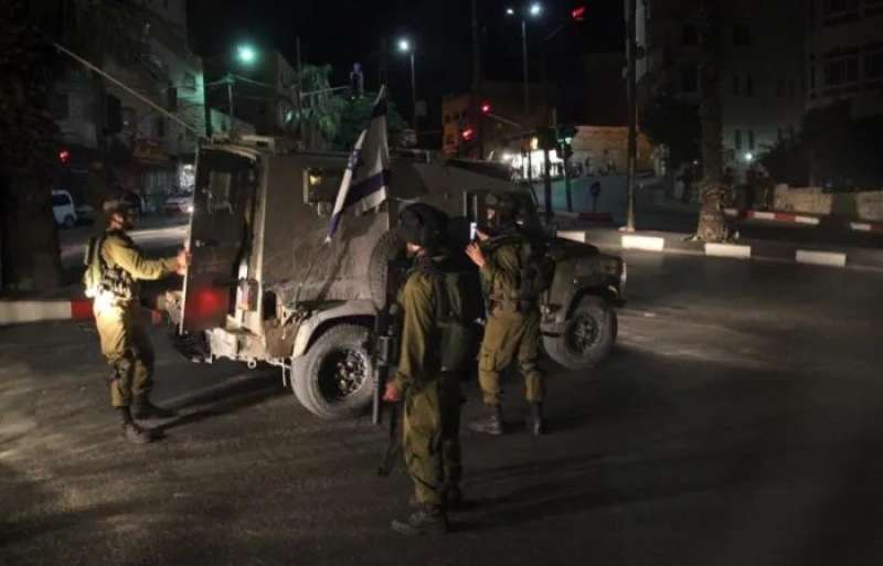 قوات الاحتلال الإسرائيلي أثناء مداهمة منازل فلسطينيين