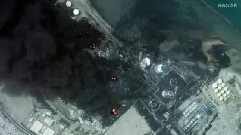بعد القصف الإسرائيلي..  انفجار خزان نفط في ميناء الحديدة
