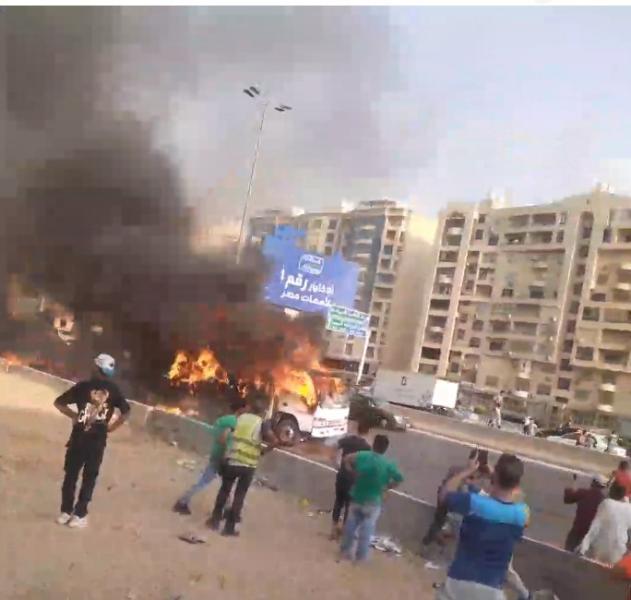 حريق يلتهم سيارة نقل محملة أجولة قطن أعلى دائرى المعادى 