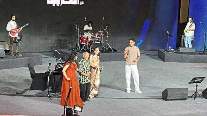 هاني شنودة يستحضر ذكريات بداية فرقة المصريين على مسرح مهرجان العلمين