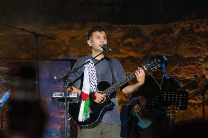 بالشال الفلسطيني.. حمزة نمرة يحيي حفلا غنائيا في مهرجان قرطاج الدولي