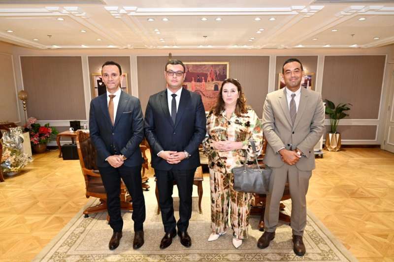 وزير الإسكان 