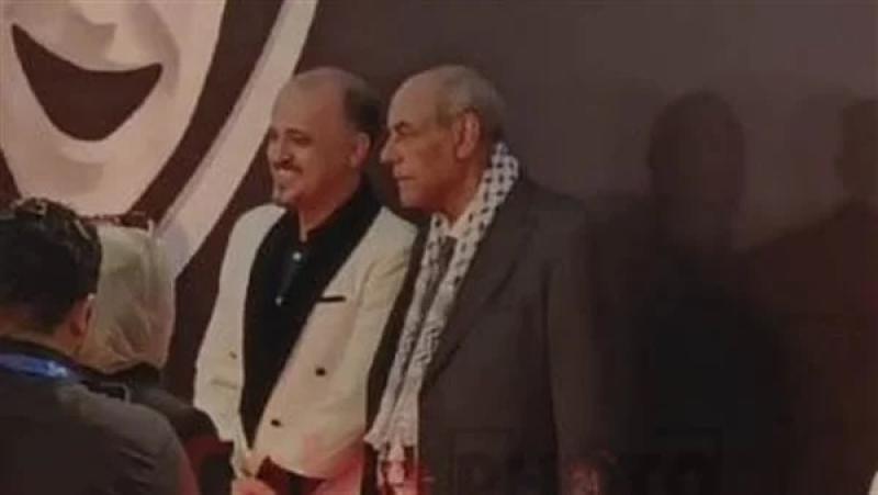 أحمد بدير بالشال الفسطيني بافتتاح المهرجان القومي للمسرح