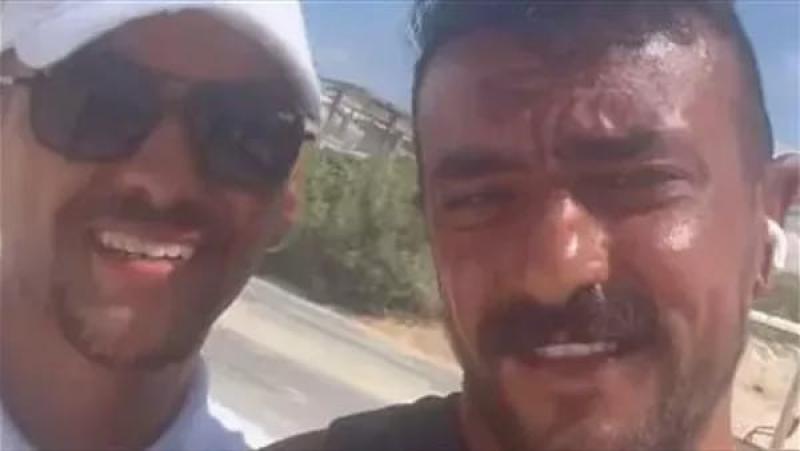 بيكسب قرشه من شقاه.. أحمد العوضي يساعد شابًا في توصيل رسالة لحبيبته