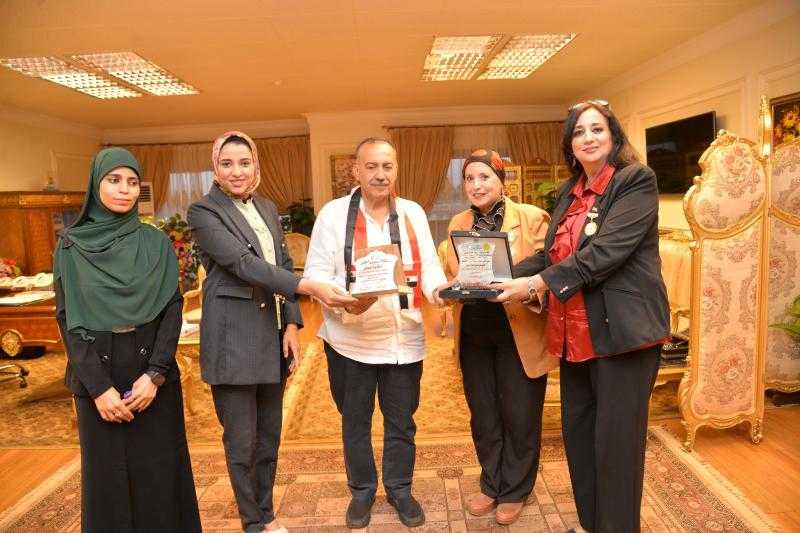 محافظ أسيوط يستقبل وفد جمعية بناء وطن للتنمية لعرض مبادرة استثمر صحتك لأهالي منطقة زرزارة بحي غرب