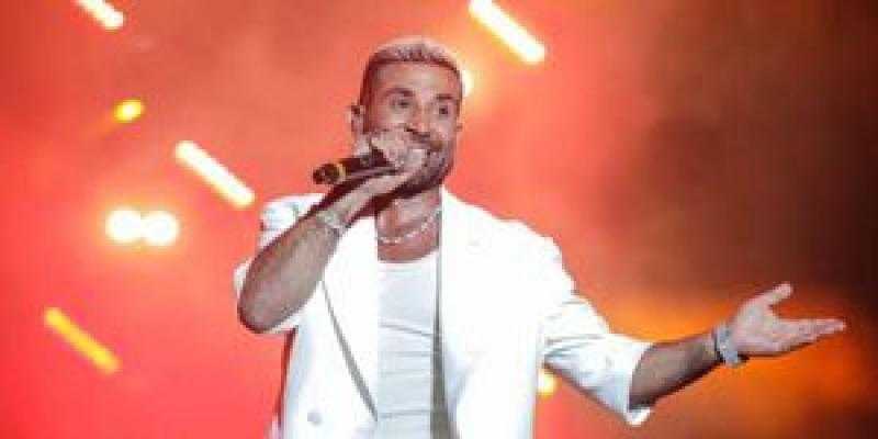 أحمد سعد يثير الجدل على السوشيال ميديا بسعر ملابسه بالكليب الأخير