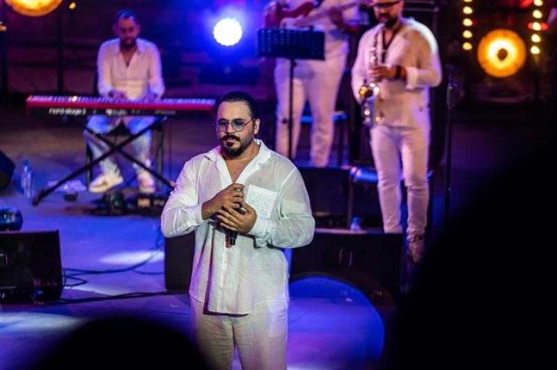 شاهد.. رامي عياش يشعل حماس الجمهور في مهرجان الحمامات بتونس