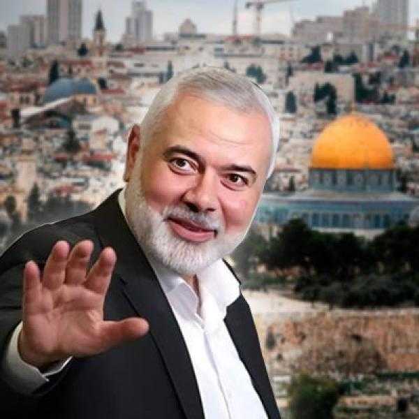 الغزيون يتابعون تشييع جثمان هنية عبر شاشات التلفاز