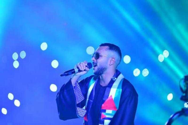 ويجز يتألق بالجلباب الصعيدي في حفل افتتاح مهرجان صيف بني غازي