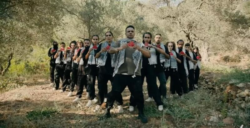 شاهد.. محمد عطية يدعم القضية الفلسطينية بأغنية ”البطيخ”