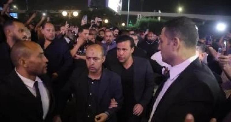 نجوم الفن يشاركون في عزاء منتجي الشركة المتحدة