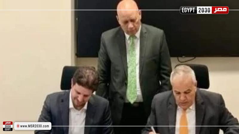 رئيس الشركة المصرية لنقل الكهرباء خلال التوقيع