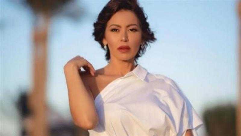 لقاء الخميسي تتألق بإطلالة رومانسية برفقة زوجها