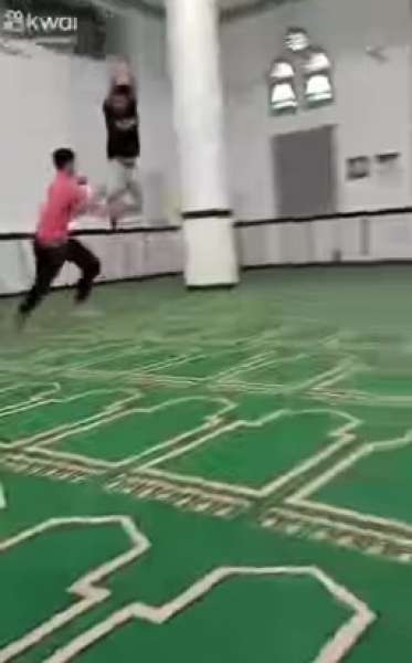 لهو داخل مسجد 