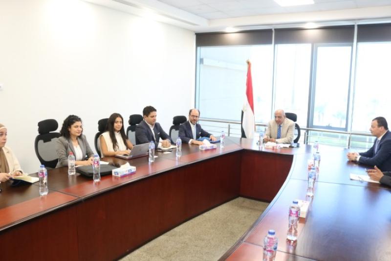 وزير الكهرباء يبحث مع وفد بنك الاستثمار الأوروبي دعم وتعزيز التعاون