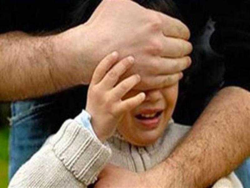 ضبط شخص أثناء محاولة خطف طفلة باستخدام منديل مخدر بالسويس