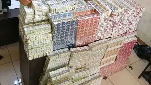 إحباط محاولة تهريب سجائر وشيشة إلكترونية داخل 10... إحباط محاولة تهريب سجائر وشيشة إلكترونية داخل 10 حاويات بميناء بحري