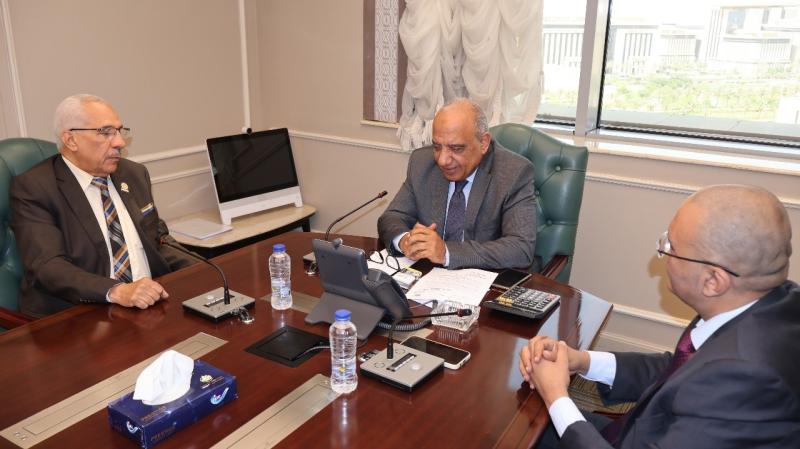 وزير الكهرباء يستقبل أعضاء لجنة الطاقة والبيئة والقوى العاملة بمجلس الشيوخ