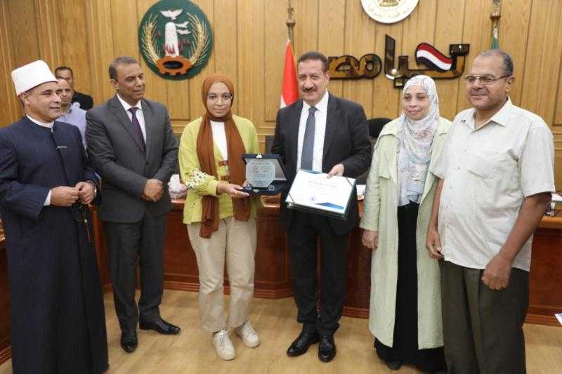 محافظ المنوفية يكرم أوائل شهادات الثانوية العامة والأزهرية والدبلومات الفنية الحاصلين على مراكز متقدمة على مستوى الجمهورية