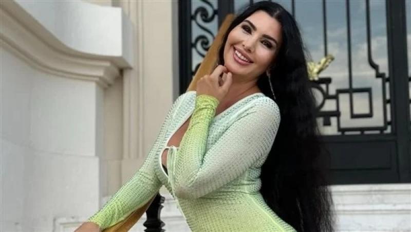 شاهد.. إطلالة جرئية لـ ”لاميتا فرنجية” بفستان مفتوح من الصدر