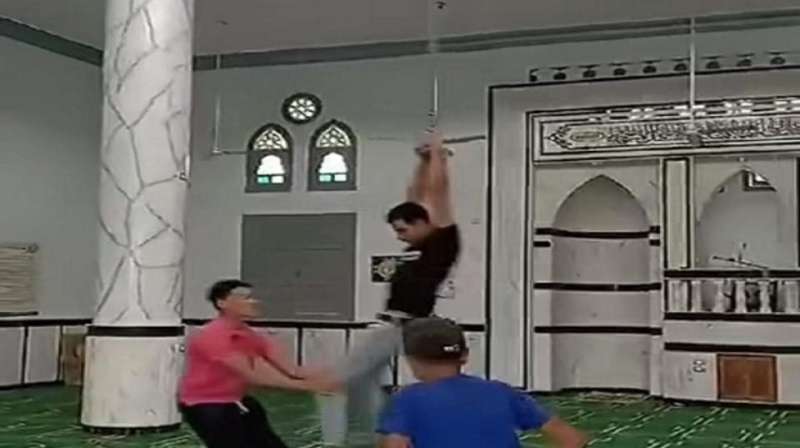 اللهو داخل مسجد بالدقهلية 