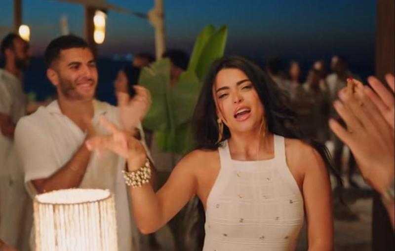 سعر 28 ألف جنيه.. أسماء جلال بفستان صيفي ضيق من الكروشيه