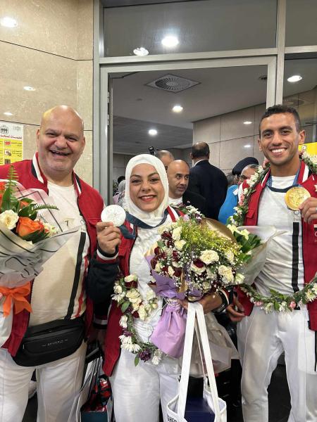وزير الرياضة يستقبل أحمد الجندي وسارة سمير بالورد في مطار القاهرة