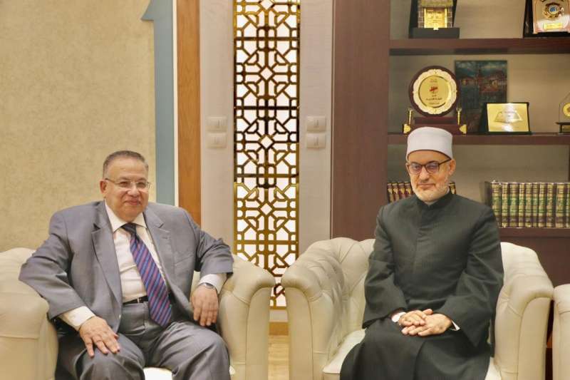 الدكتور نظير محمد عياد مفتي الجمهورية والسيد محمود الشريف نقيب الأشراف