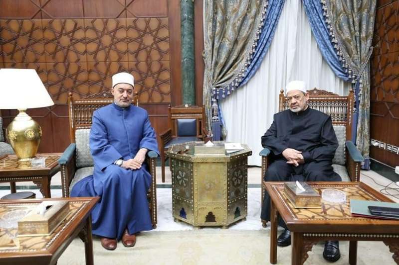 الإمام الأكبر الدكتور أحمد الطيب شيخ الأزهر الشريف والدكتور نظير عياد مفتي الجمهورية،