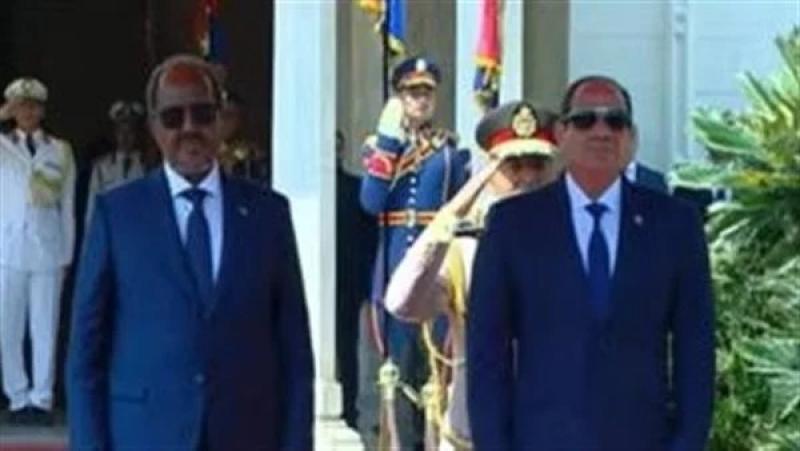 السيسي يهنئ نظيره الصومالي بعد نجاحه في رفع العقوبات عن بلاده