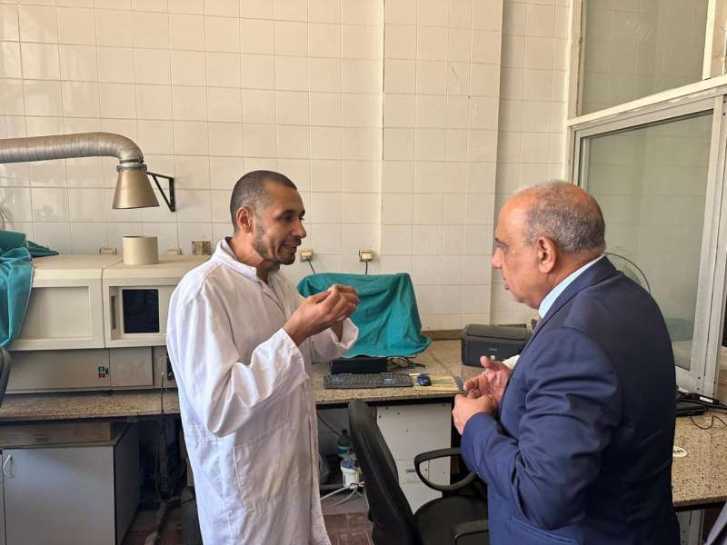 وزير الكهرباء خلال الجولة