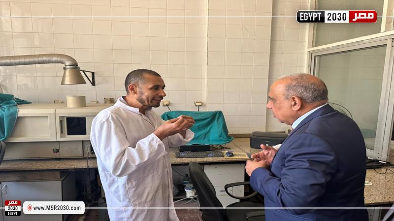 وزير الكهرباء خلال الجولة