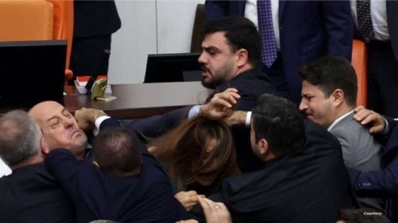 رصد شجارا ضخما داخل البرلمان التركي