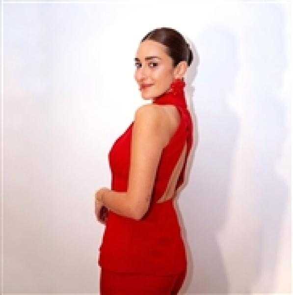 أمينة خليل تثير الجدل بسعر فستانها