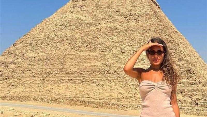 شاهد.. كنزي عمرو دياب تروج للسياحة في مصر أمام الأهرامات