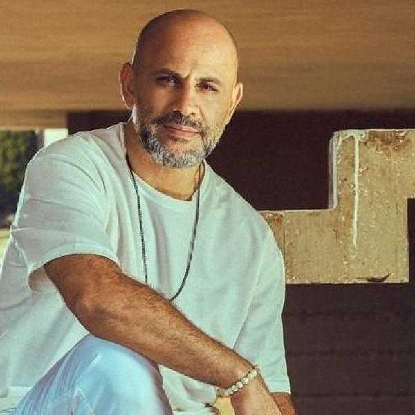 عزيز الشافعي بعد إعادة نشره أغاني شيرين عبد الوهاب: هناك محاولة لتقييد حساباتي بمواقع التواصل