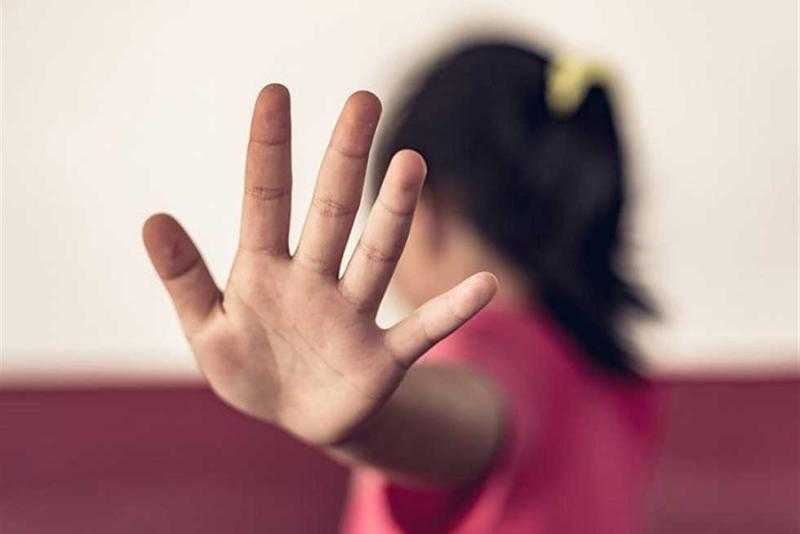 ضبط شاب اعتدى على فتاة بالضرب أمام مسجد في دمياط