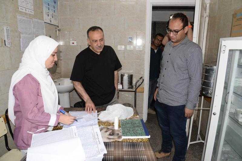 محافظ أسيوط يفاجىء العاملين بمستشفى الشاملة لمتابعة انتظام العمل والخدمات والاطمئنان على توافر الأدوية