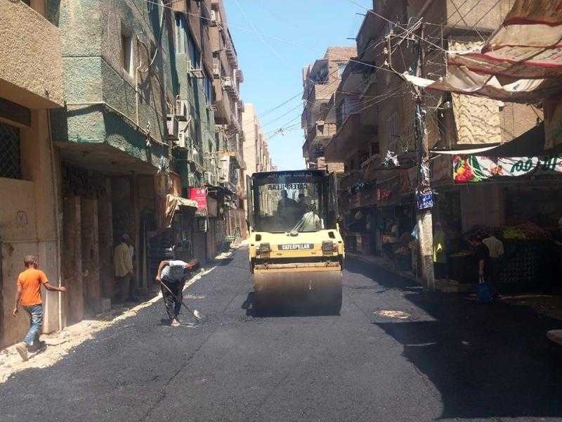 استمرار أعمال الرصف بعدد من شوارع حي شرق بسوهاج بطول 3 كيلومتر